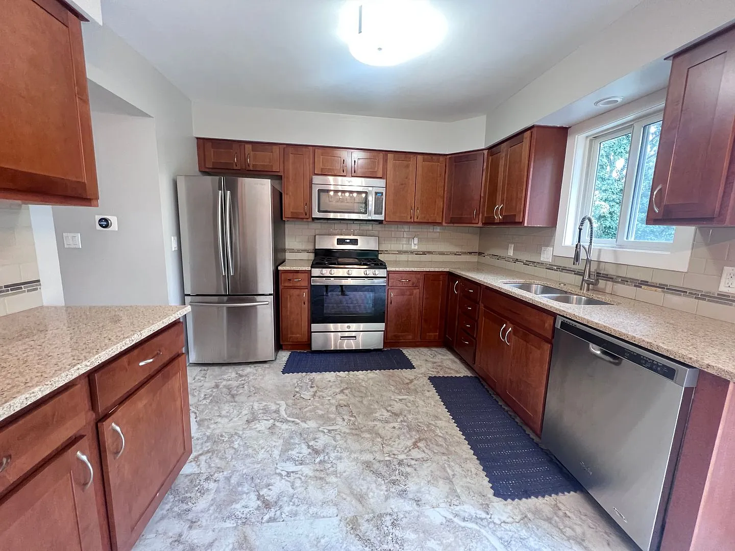 Adorable 4 Bedroom, 2 Full Bathroom Home! Forest Hills! — Photo 3
