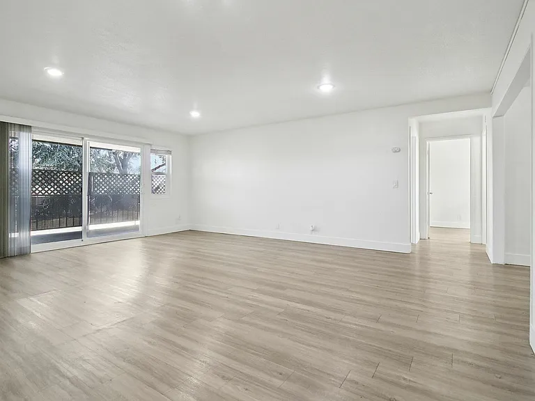 Penthouse- Livingroomo-Balcony View