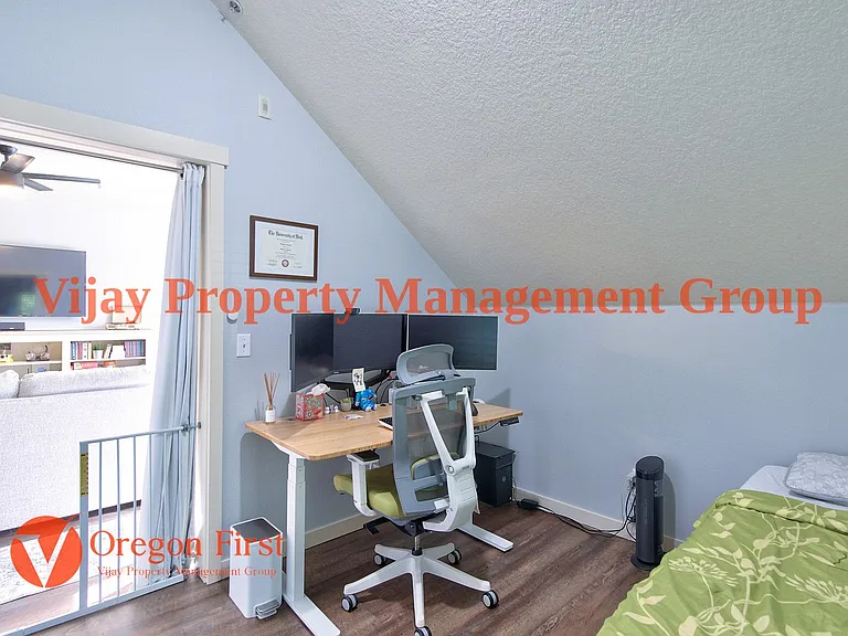 825 NE Wheelock Pl — Photo 16