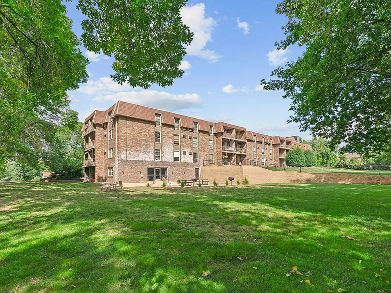Cedarwood West Apartments | 2-Bedroom Apartments — Photo 30