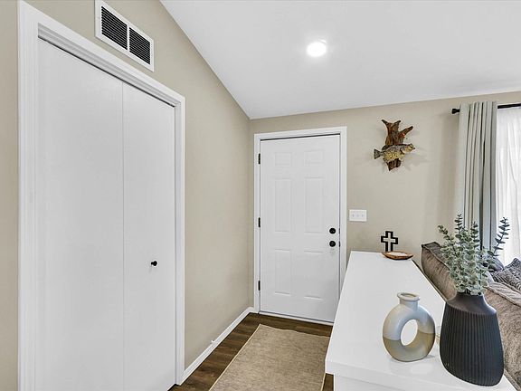 5th image of 209 W Strong St