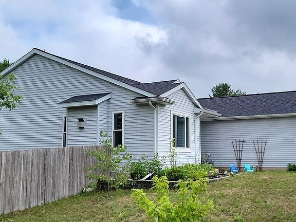 3rd image of 403 Sunbrook Dr SE