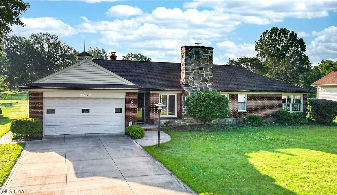 2251 Pine Ridge Dr photo 1