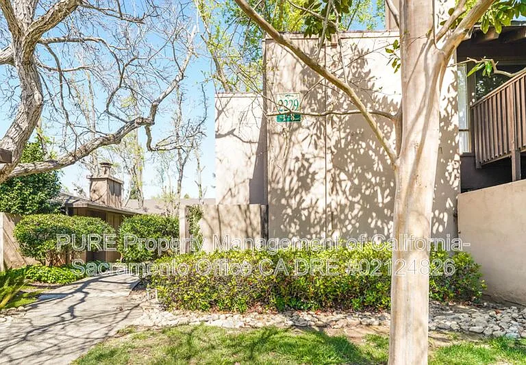 2229 Woodside Ln #4 — Photo 2