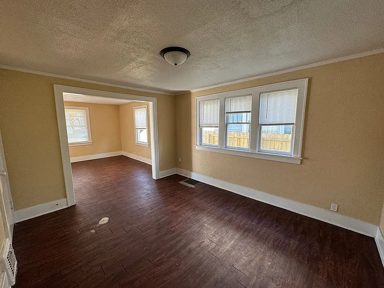 317 E Indiana Ave — Photo 4