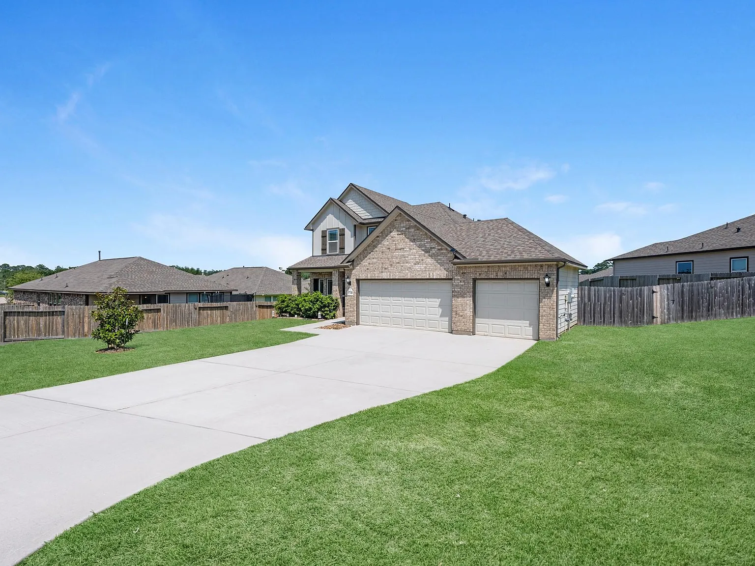 4 bed, 2.5 bath, 2330 sqft, $2,500 — Photo 3