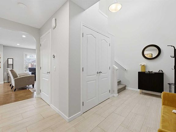 4th image of 121 N Springmere Grv