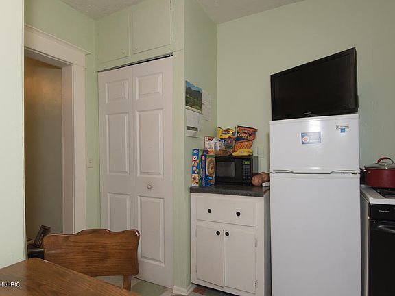 5th image of 715 Fairbanks Ave