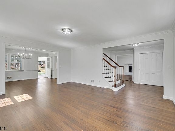 5th image of 54 Robin Glen Rd