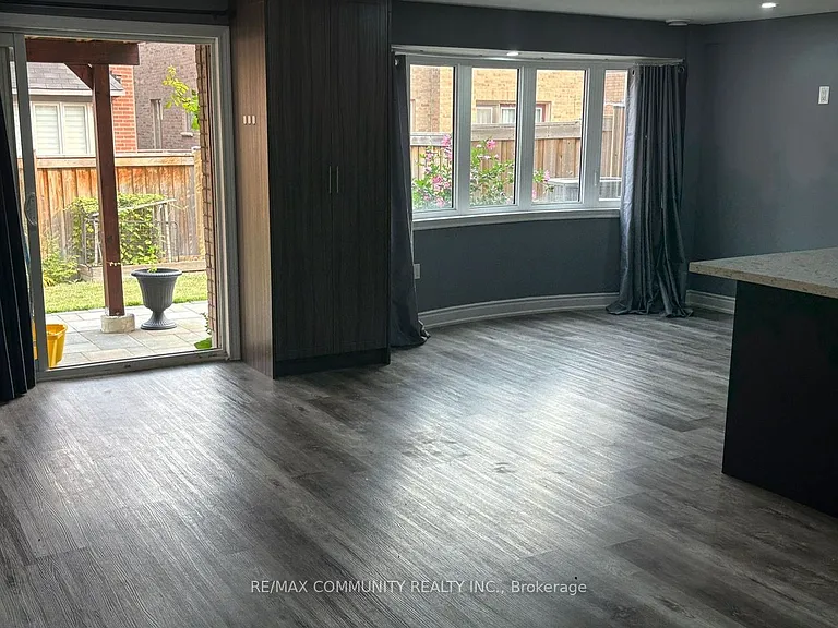 699 Somerville Dr — Photo 2