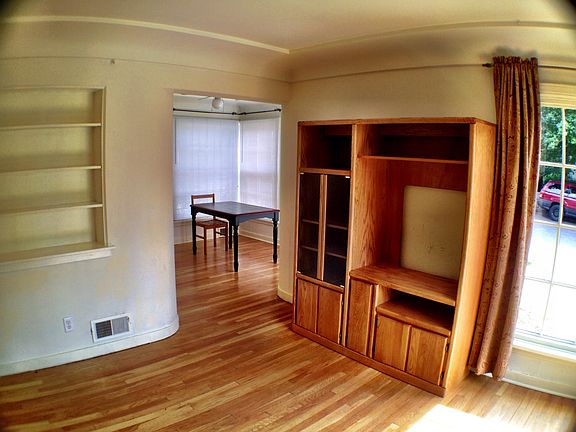 diningroom has built-ins too