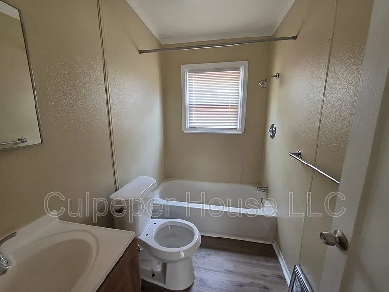 3 bed, 1.0 bath, 1057 sqft, $1,200 — Photo 4