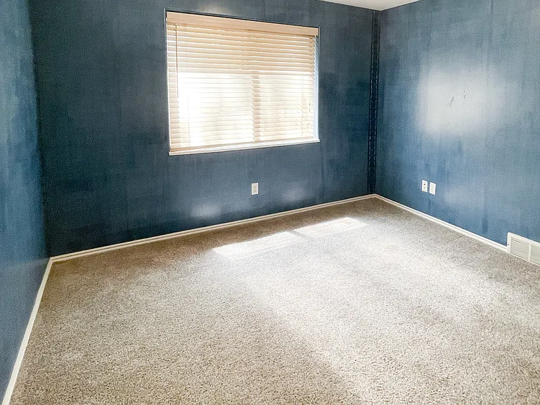 327 E Sandy Land Ln — Photo 13