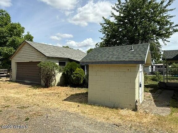 2nd image of 1903 Lilac Ln