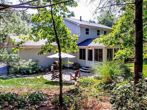 5th image of 30 Linden Ln