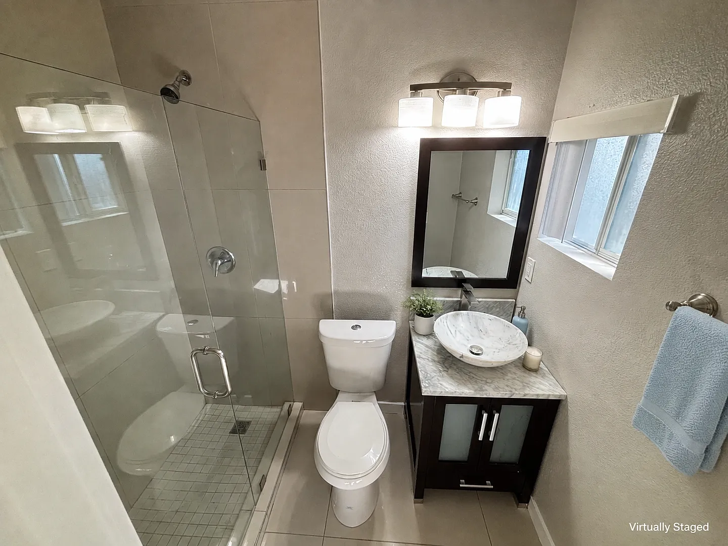 Gorgeous Studio with Private Backyard in the Heart of Downtown Las Vegas! Move In Special $500 Of... — Photo 3