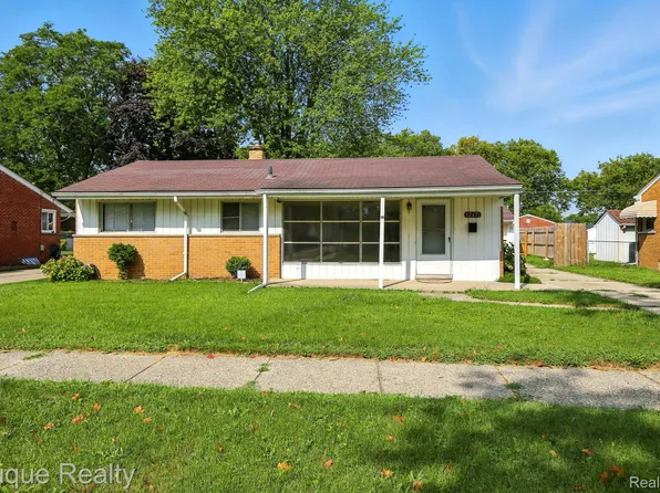 32471 Saint Annes Dr, Warren, MI 48092