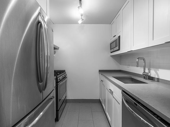 4th image of 124 W 60th St APT 48H