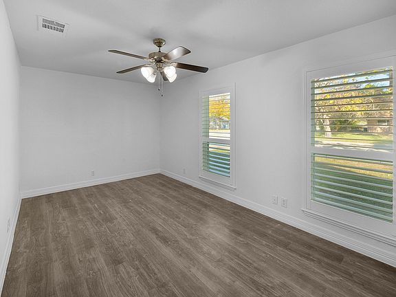 5th image of 410 S Park Dr