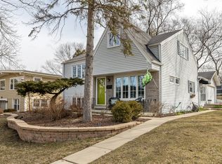 405 Lawrence Ave, Glen Ellyn, IL 60137