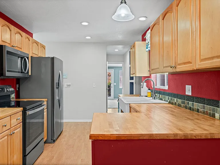 1421 N 32nd St — Photo 10