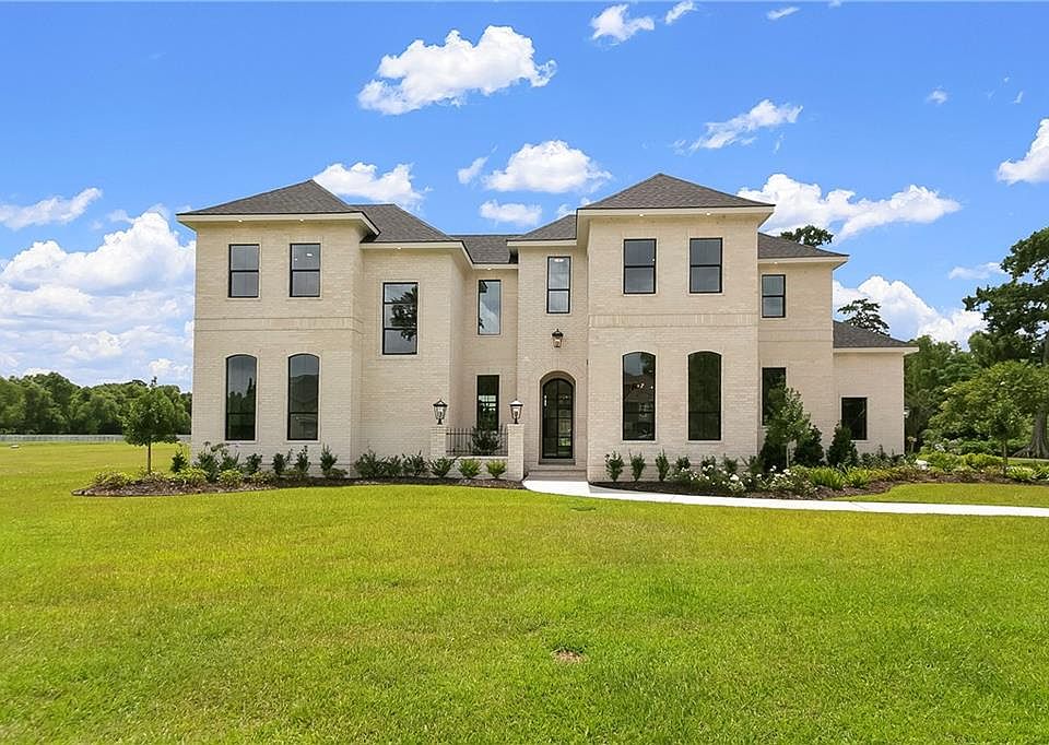 1st image of 15 Oak Hills Ln