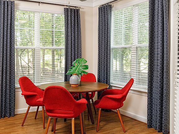 Preston Model Dining