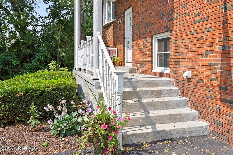4th image of 212 Hillcrest Avenue