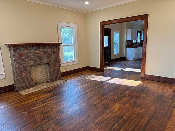 2nd image of 706 W Maple Ave