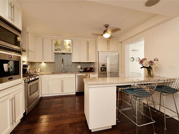 3rd image of 301-303 E 49th St #10
