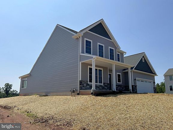 3rd image of 114 Foxglove Dr