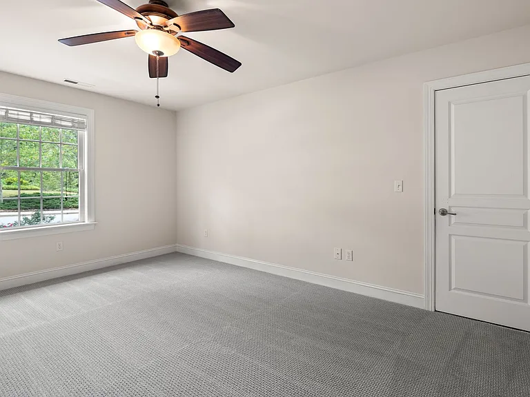 8 Trafalgar Cir — Photo 25