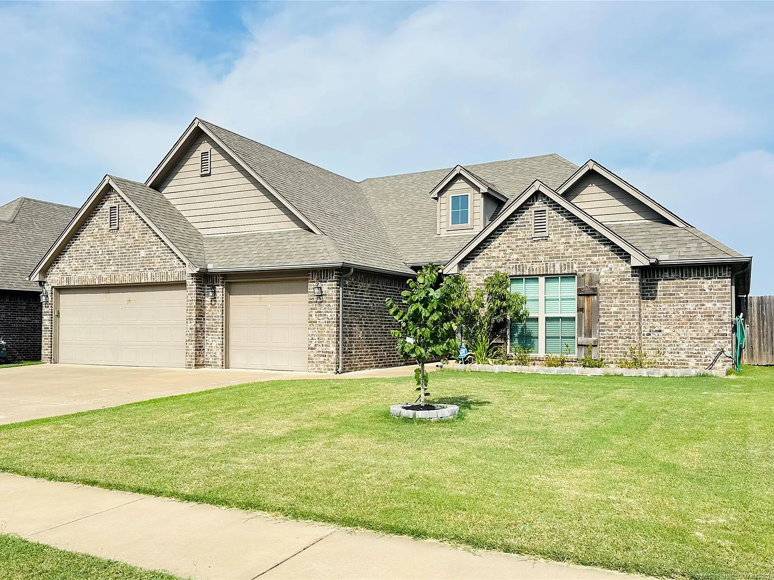 4 bed, 2.0 bath, 2136 sqft, $2,150 — Photo 2