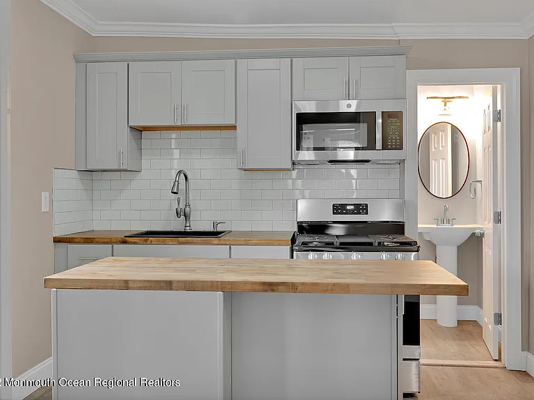 907 Bond St #2 — Photo 2