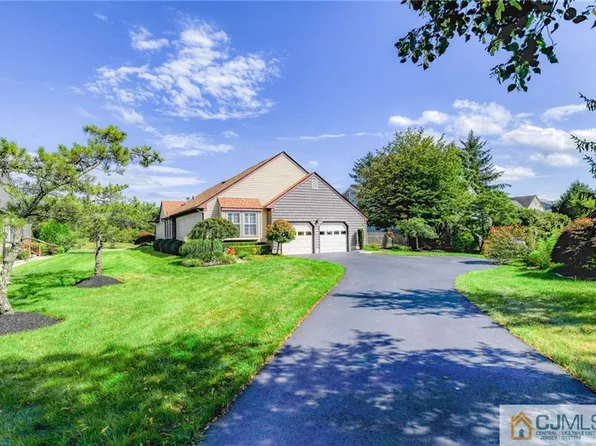 45 Ethan Allen Dr, Monroe Township, NJ 08831