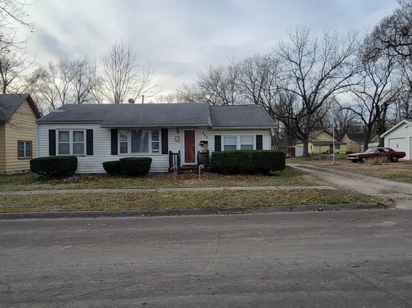 322 S 4th St, Iola, KS 66749