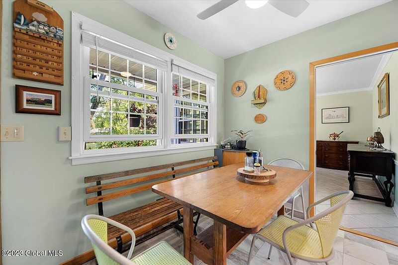 5th image of 104 W St Stephens Lane