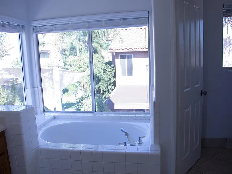 Masterbedroom bathtub