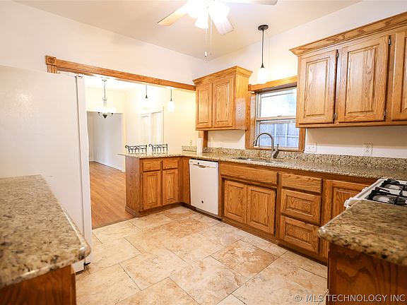 5th image of 918 W Wyandotte Ave
