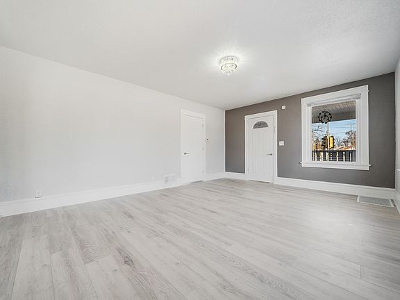 3rd image of 1303 W Prospect Ave