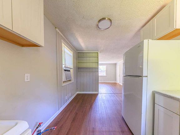 5th image of 410B Ewing Dr