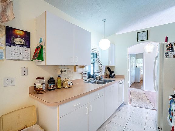 5th image of 2051 SW Cameo Blvd