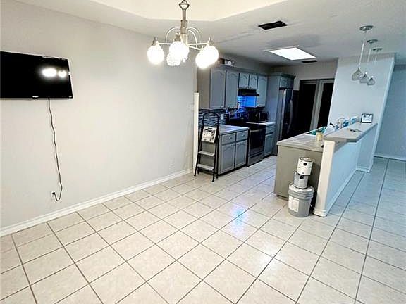 5th image of 3824 Frontier Dr