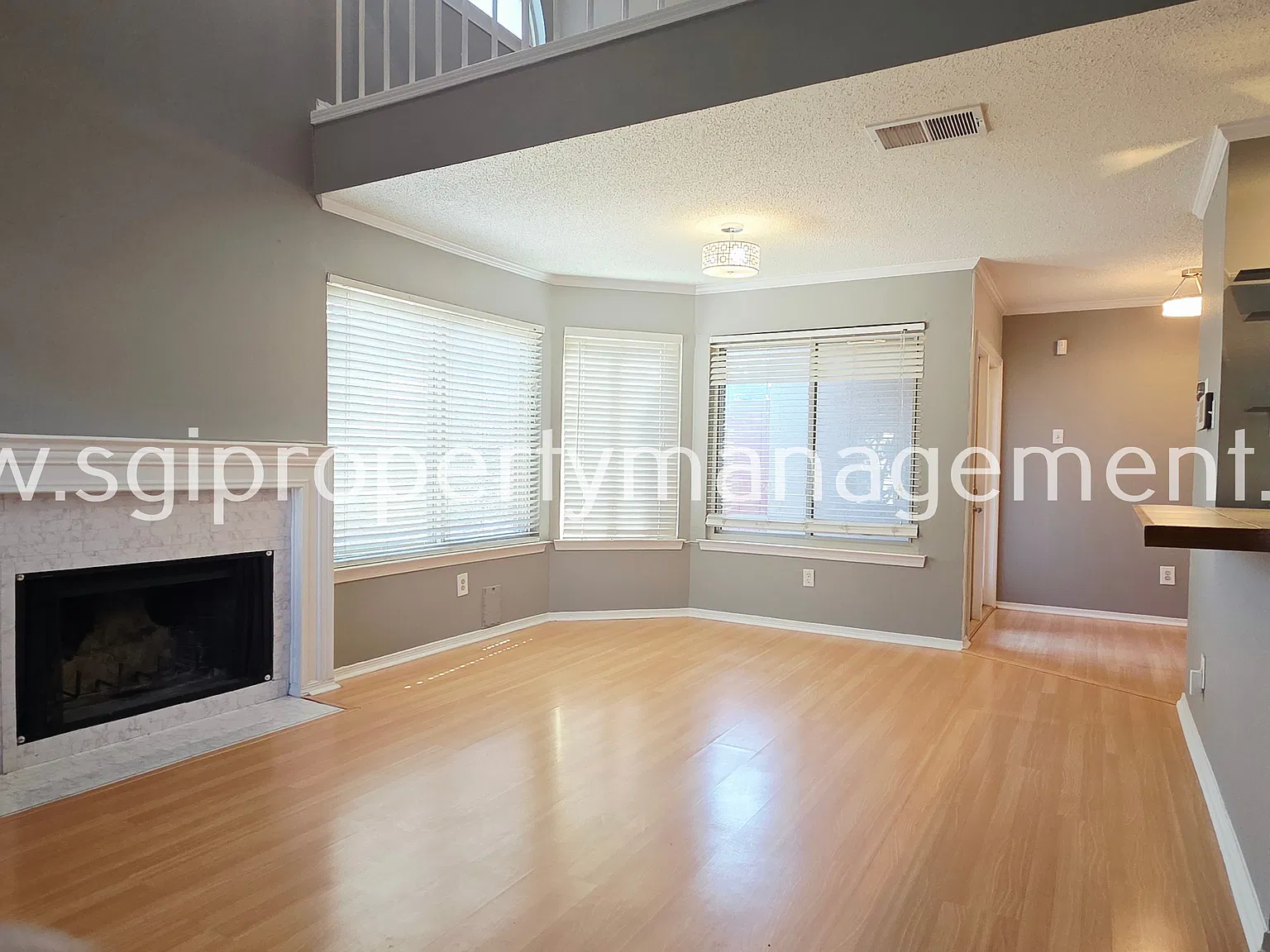 Modern condo living in North Dallas — Photo 2