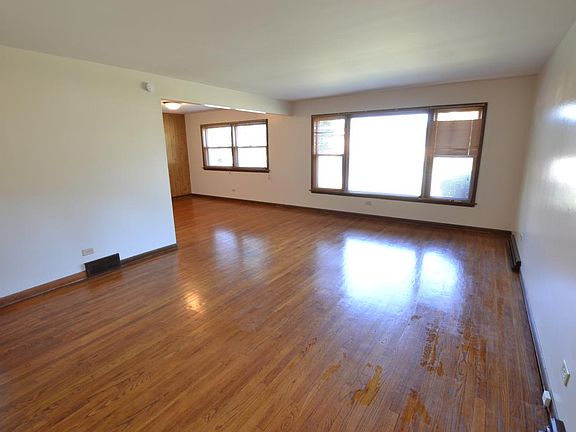2nd image of 810 Parkwood Dr