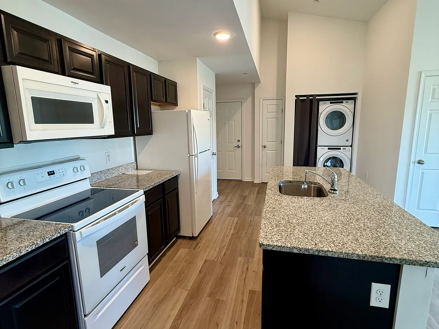 2 bed, 900 sqft, $2,200 — Photo 2