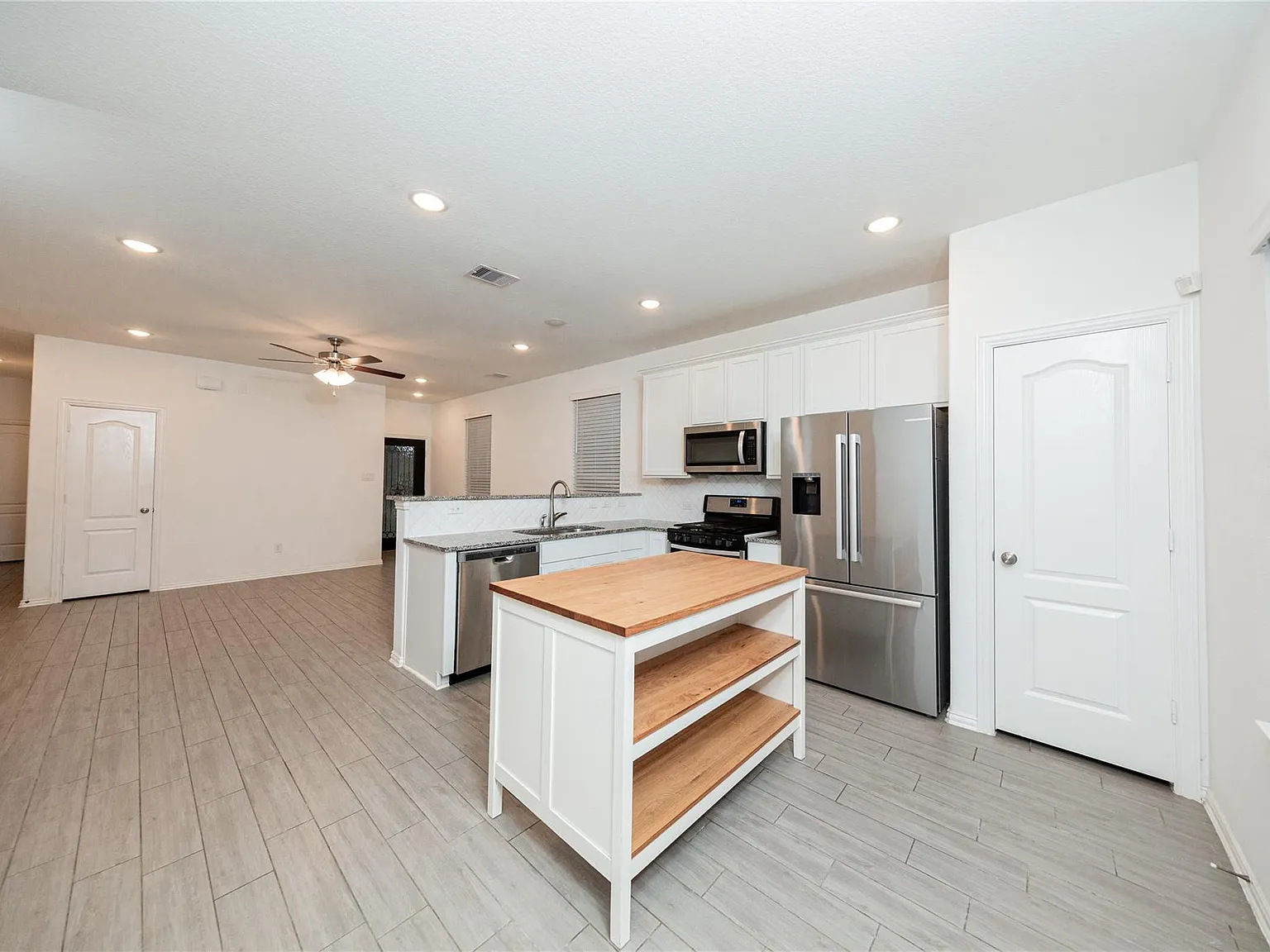 3 bed, 2.0 bath, 1269 sqft, $2,160 — Photo 4