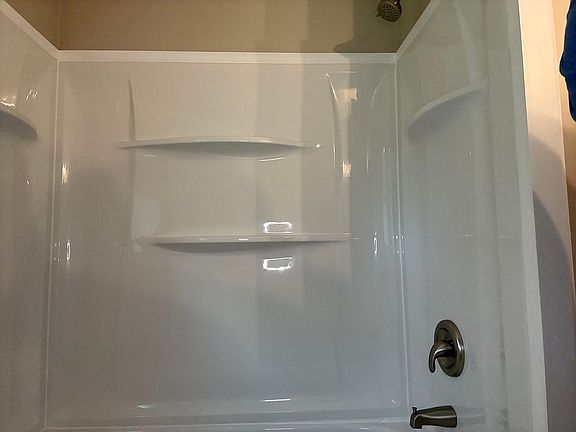 4th image of 559 Portland Way S