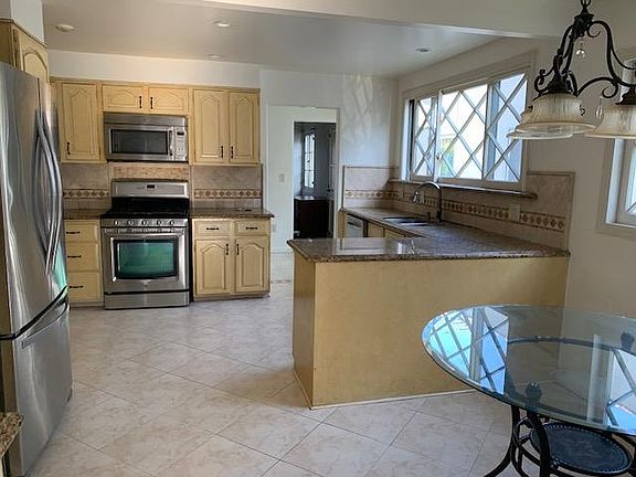 4th image of 251 N Almont Dr