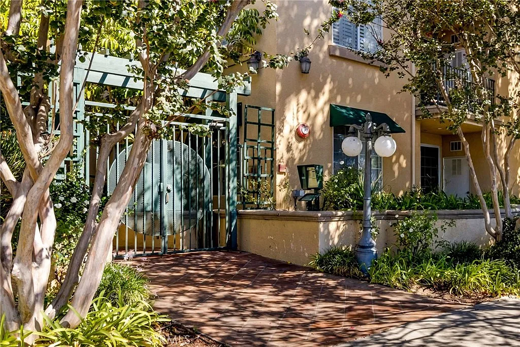 2 bed, 988 sqft, $2,900 — Photo 1